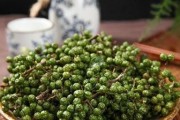 花椒与胡椒的区别（从原料、味道、药用价值等方面探究花椒和胡椒的不同）